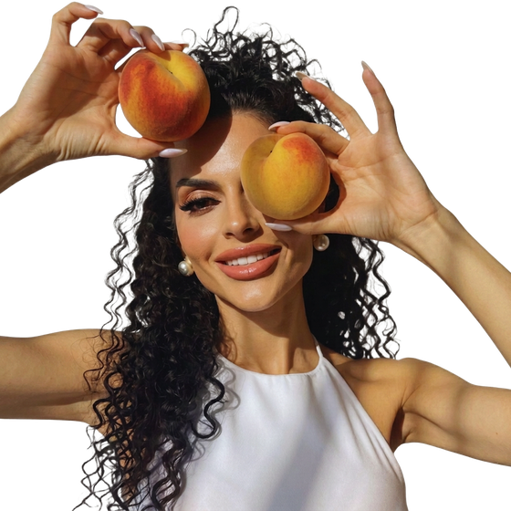 Uzm. Dyt. Simge Güneşer with fresh peaches